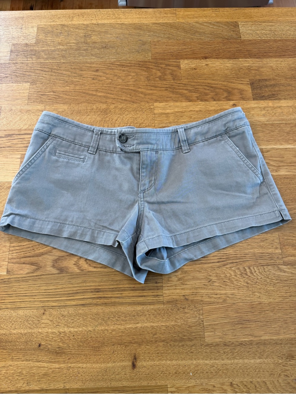 American Eagle Gray Low Rise Stretch Chino Shorts Y2K Women’s 6/8 Mini Shorts